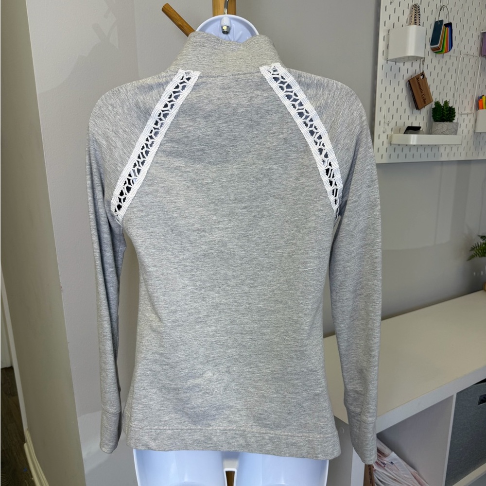 Lilly Pulitzer Gray Skipper Popover Quarter-Zip sweatshirt White Lace Trim Sz XS - Picture 5 of 7